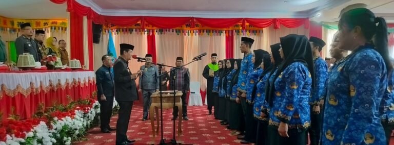 Wakil Bupati Konut, H. Abuhaera, S.Sos., M.Si. melantik dan mengambil sumpah kepala sekolah TK, SD, SMP, di Aula Anawai Ngguluri Kantor Bupati, Kamis (10/7/2025).